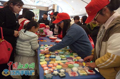 九江特教学子义卖手工制品过节 作品现场完成获赞